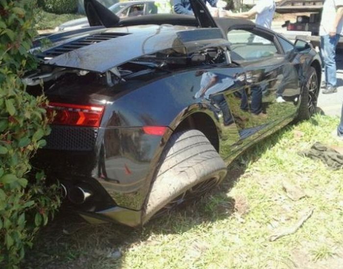 Wrecked Supercars (24 pics)
