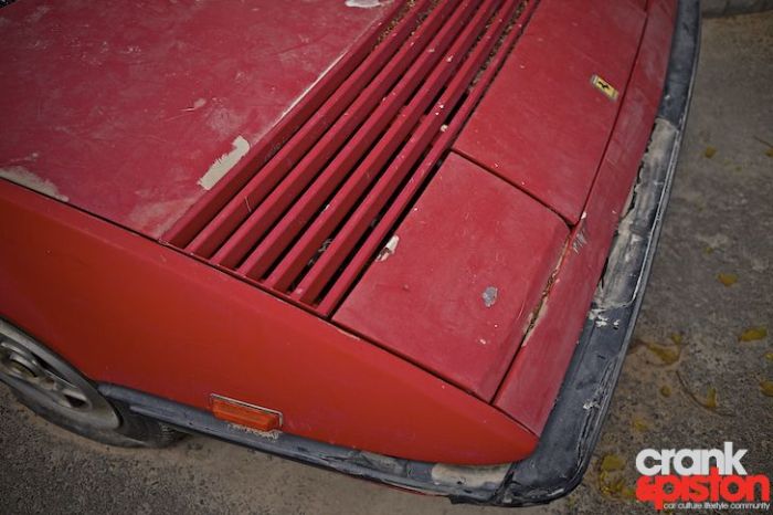 Abandoned Ferrari Mondial 1980 (12 pics)