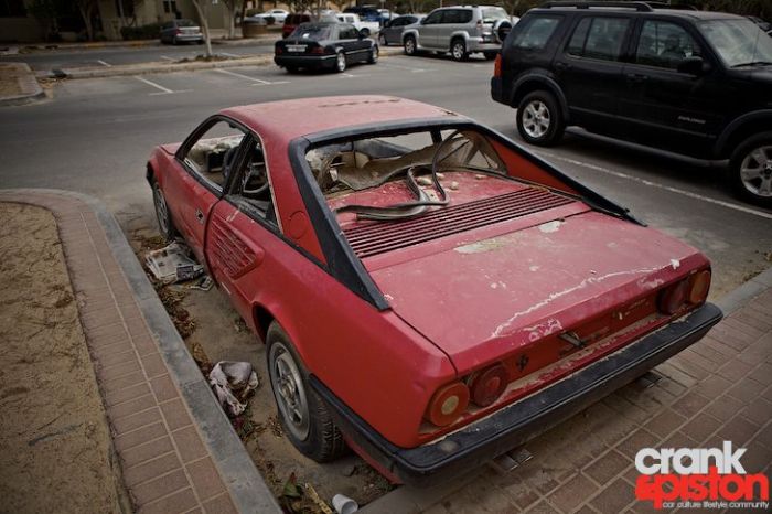 Abandoned Ferrari Mondial 1980 (12 pics)