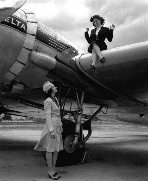 Stewardess Outfits From Then and Now (17 pics)