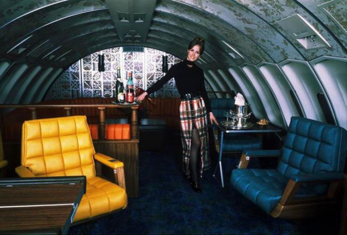 Stewardess Outfits From Then and Now (17 pics)