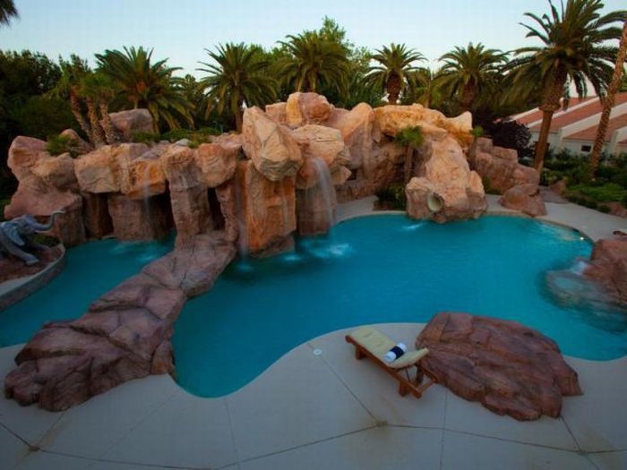 Awesome Las Vegas Party House (20 pics)