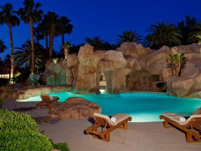 Awesome Las Vegas Party House (20 pics)