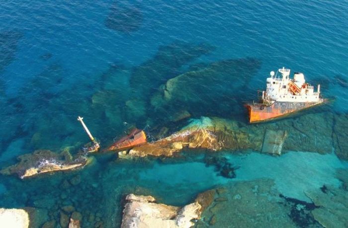 Wrecked Ships (25 pics)