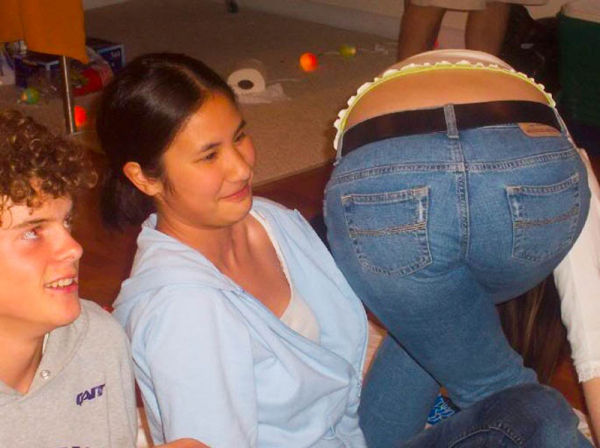 People Staring at Butts (33 pics)