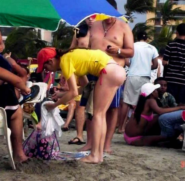 People Staring at Butts (33 pics)