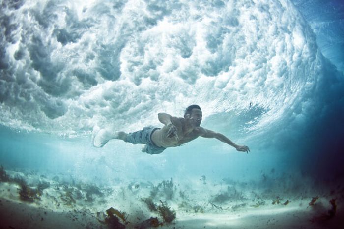 Divers Beneath the Waves (10 pics)