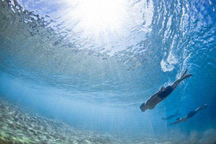 Divers Beneath the Waves (10 pics)