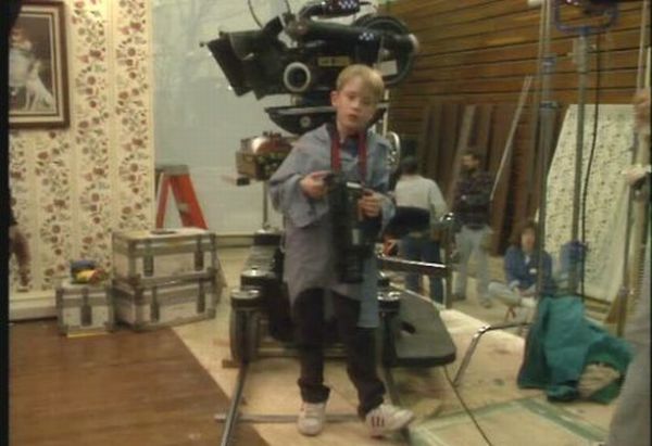 A Peek Inside the Home Alone House (25 pics)