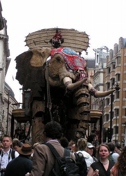 Huge Mechanical Elephant in the Streets of London (17 pics)