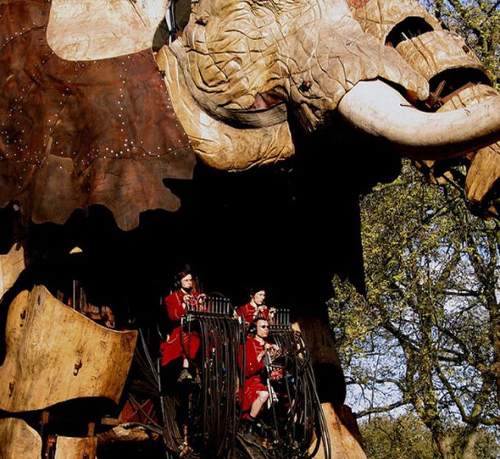 Huge Mechanical Elephant in the Streets of London (17 pics)