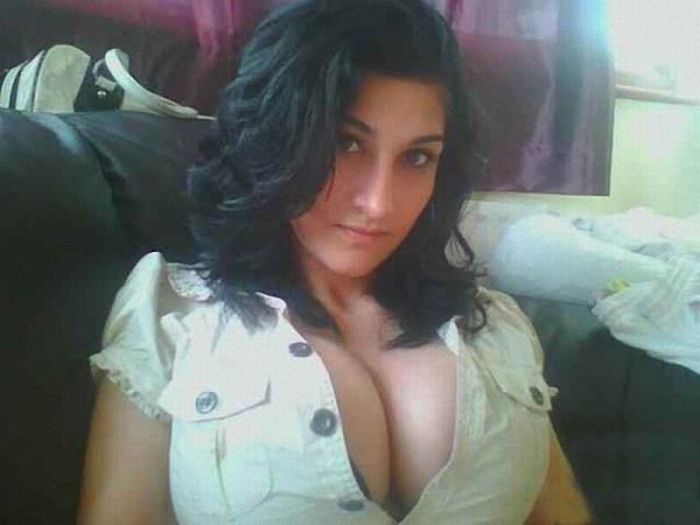 Awesome Cleavages (45 pics)