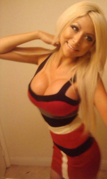 Awesome Cleavages (45 pics)