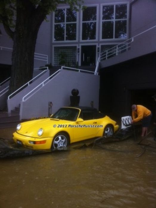 How to Save Your Precious Car From the Flood (9 pics)