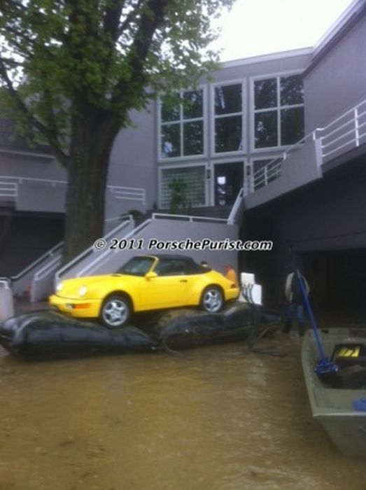 How to Save Your Precious Car From the Flood (9 pics)