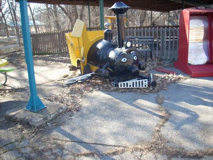 Abandoned Amusement Park in Kansas (34 pics)