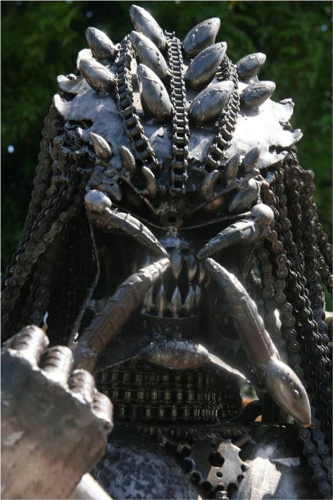 Predator Statue (12 pics)