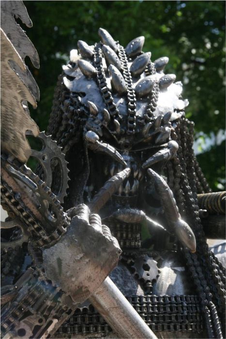 Predator Statue (12 pics)