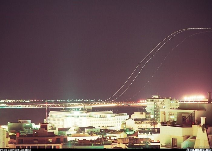 Long Exposure Shots of Airline Takeoffs and Landings (14 pics)