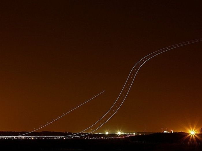 Long Exposure Shots of Airline Takeoffs and Landings (14 pics)