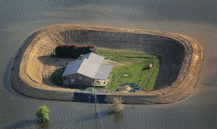Mississippi Homeowners Build Their Own Dams (7 pics)