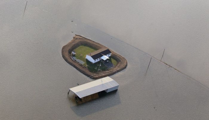 Mississippi Homeowners Build Their Own Dams (7 pics)