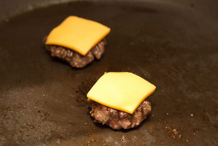 Bite-Sized Tiny Burgers (4 pics)