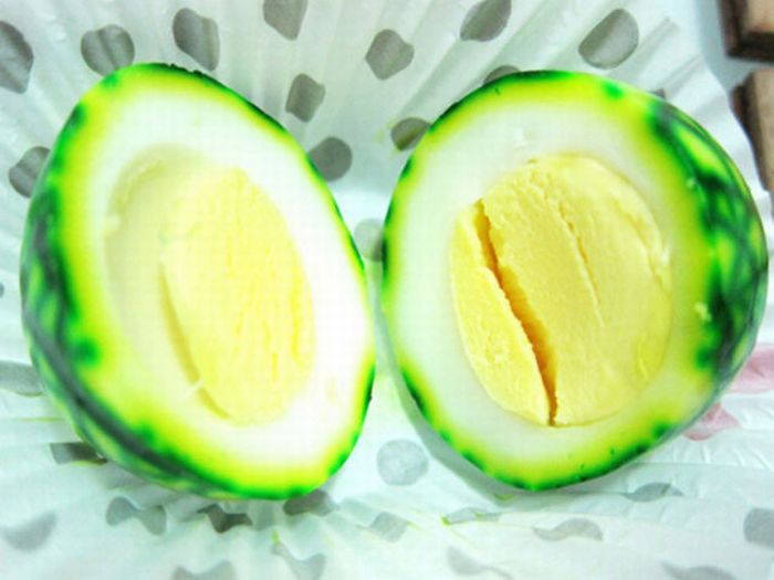Not the Usual Easter Eggs (11 pics)