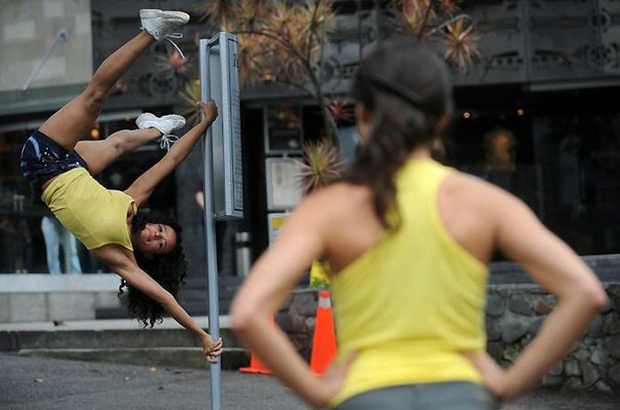 Pole Dancing in the Streets (9 pics)
