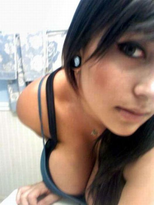 Cleavage Girls (43 pics)