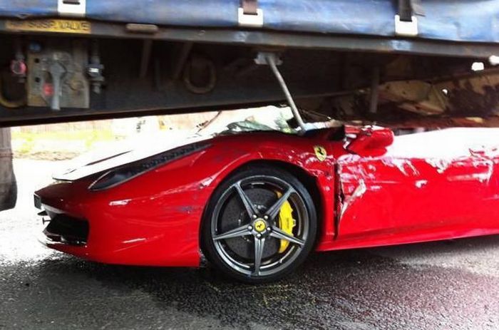 Ferrari Crash (8 pics)
