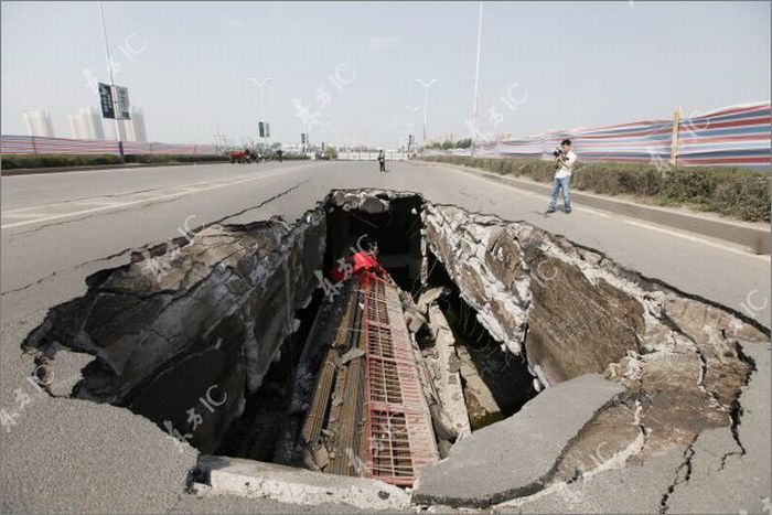 Bridge Collapses under the Truck (11 pics)