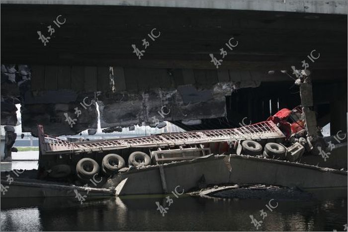 Bridge Collapses under the Truck (11 pics)