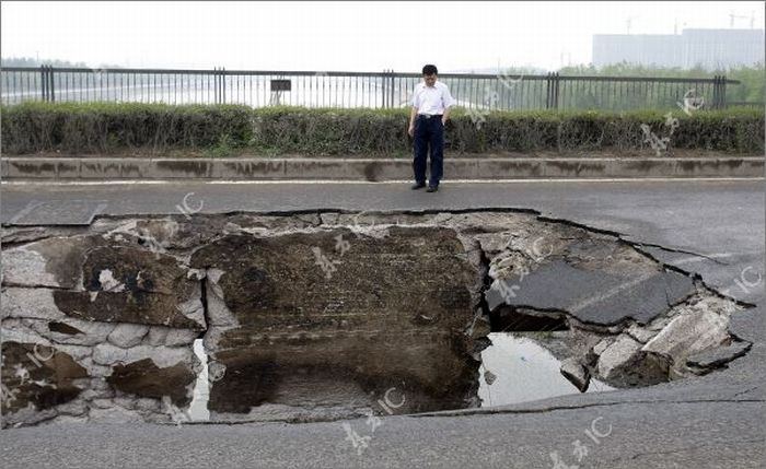 Bridge Collapses under the Truck (11 pics)