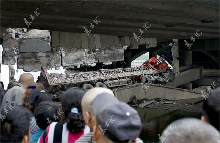 Bridge Collapses under the Truck (11 pics)