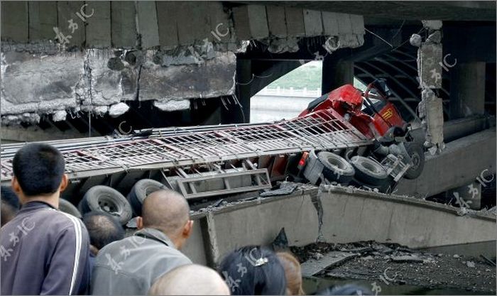 Bridge Collapses under the Truck (11 pics)