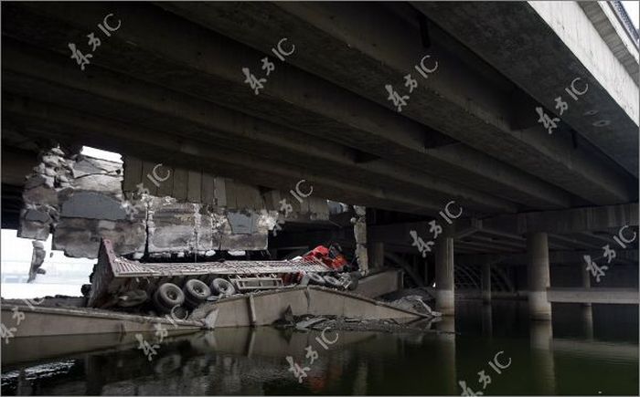 Bridge Collapses under the Truck (11 pics)