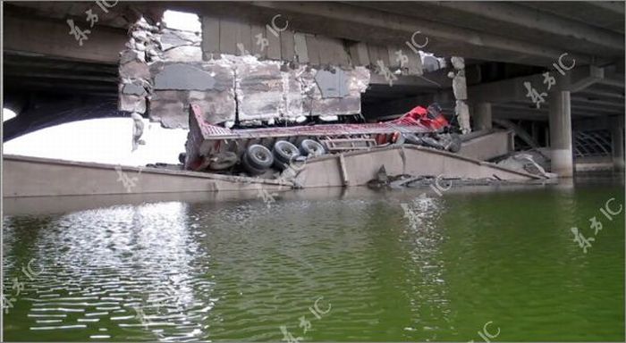 Bridge Collapses under the Truck (11 pics)