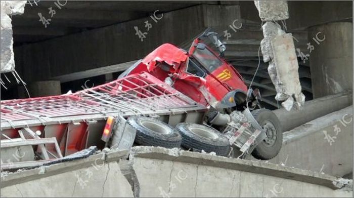 Bridge Collapses under the Truck (11 pics)