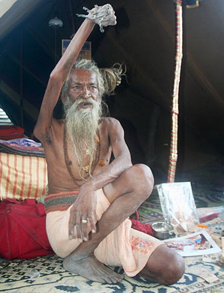 Amar Bharti, the Man with Raised Arm (8 pics)