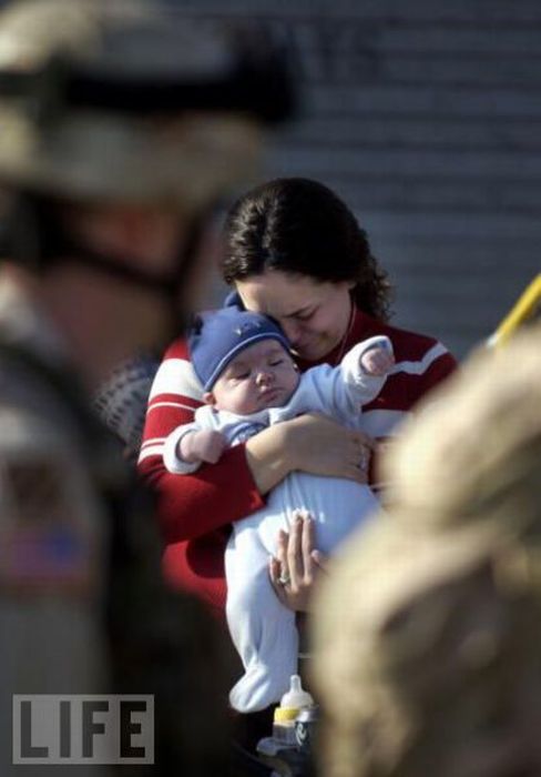 Soldiers Leave and Come Back Home (70 pics)