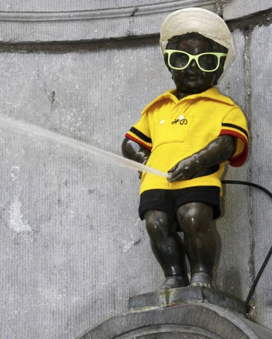 The Outfits Mannequin Pis in Brussels Wears (13 pics)
