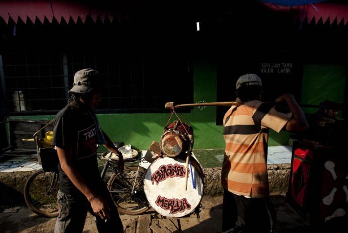 Performing Street Monkeys of Indonesia (16 pics)