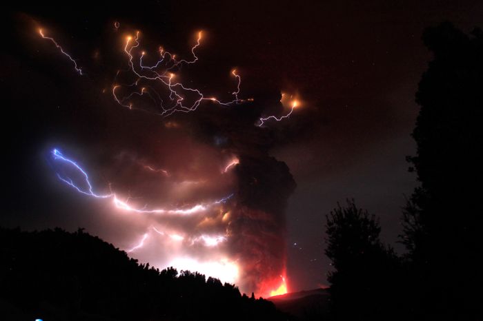 Chile's Puyehue Volcano Erupts (20 pics)