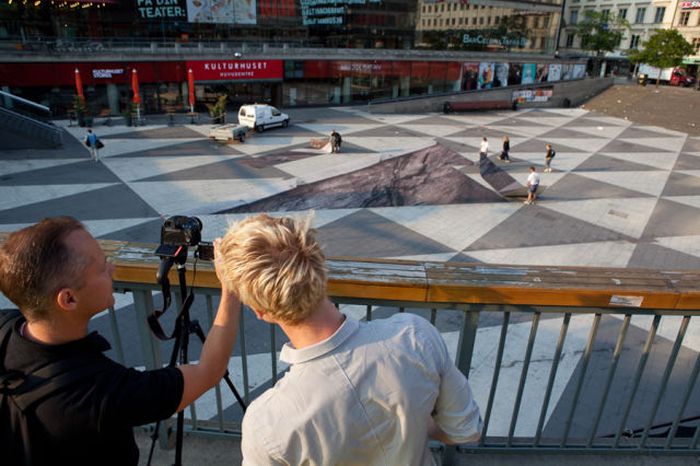 Awesome Street Illusion in Stockholm (15 pics + 1 video)