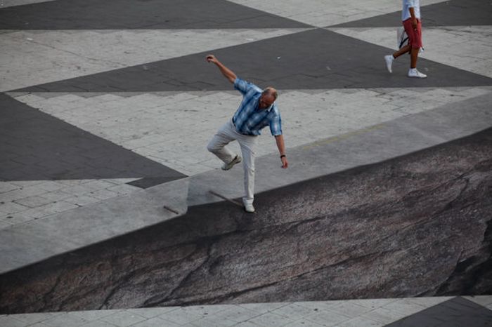 Awesome Street Illusion in Stockholm (15 pics + 1 video)