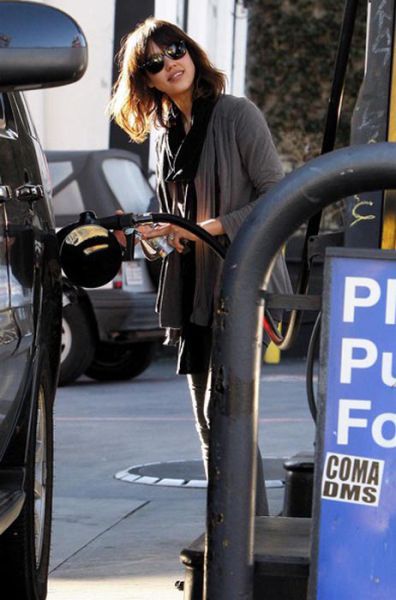 Celebrities at Gas Stations (18 pics)