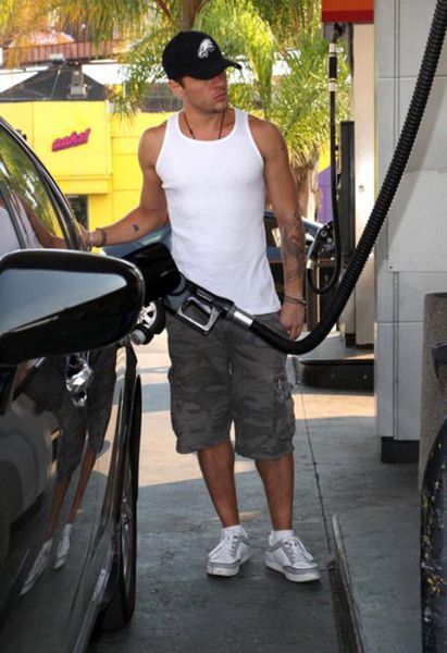 Celebrities at Gas Stations (18 pics)