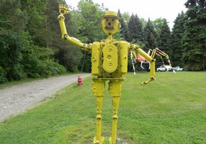 Monsters Made Out of Old Cars (10 pics)