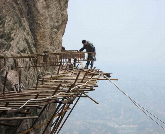 Workspace Safety? They Never Heard of It (17 pics)
